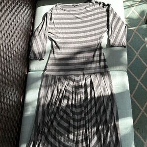 Adorable grey striped knee length dress. Picture doesn’t capture how cute it is